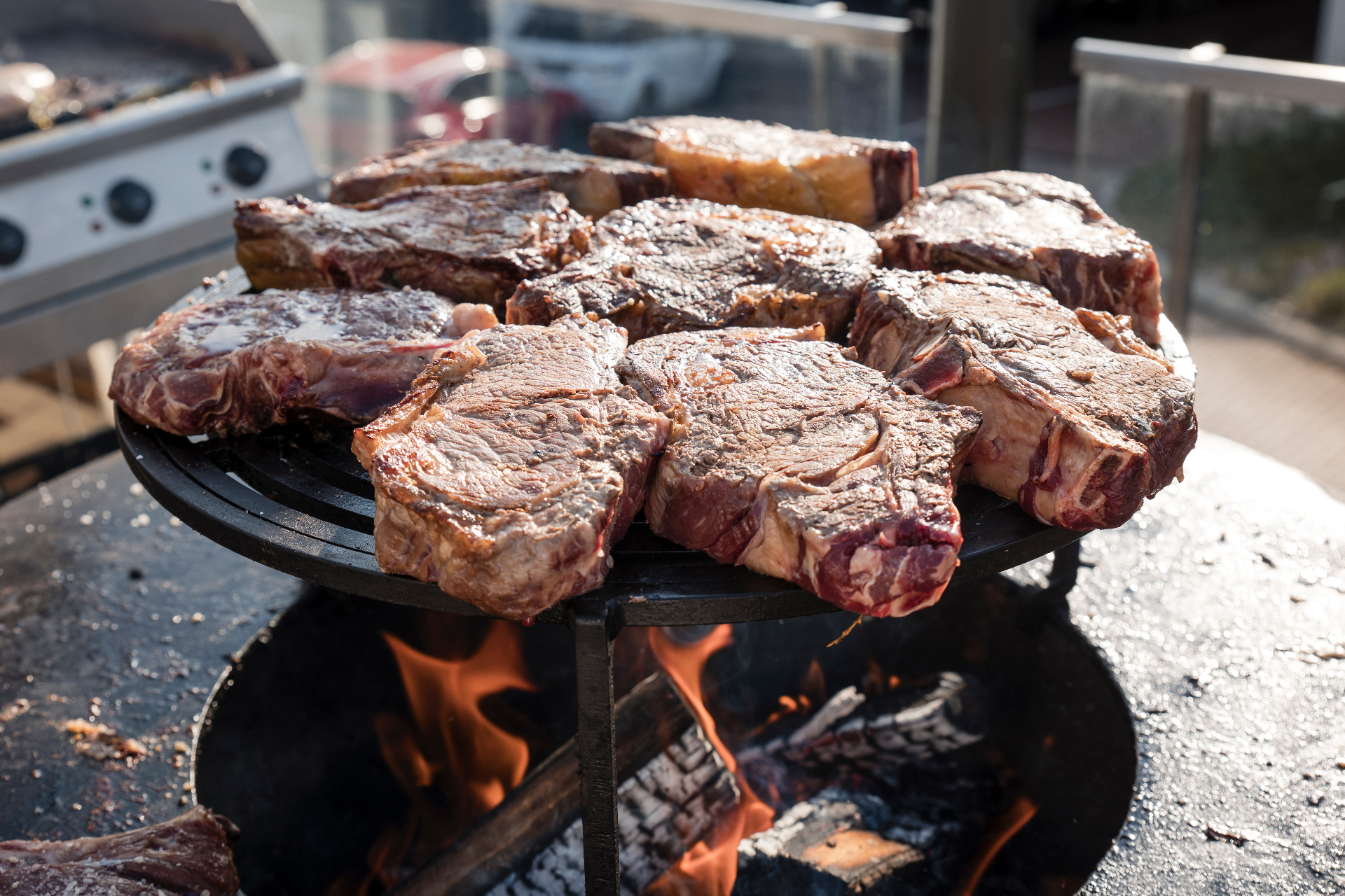 Côtes de bœuf maturées saisies sur le braséro live BFMD